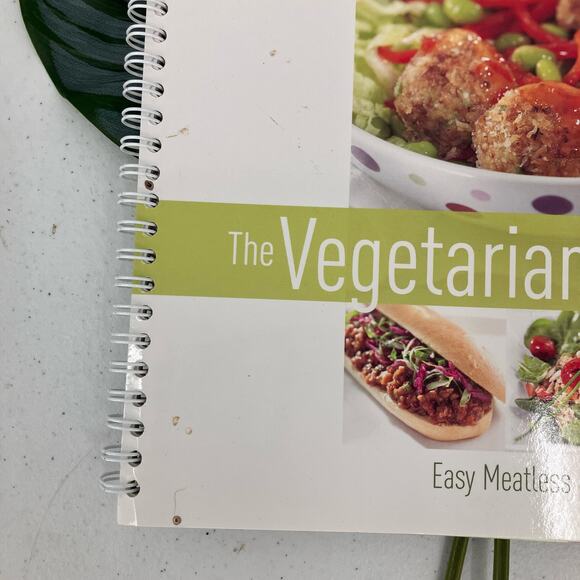 The Pampered Chef Vegetarian Table Spiral Bound Paperback 2011 Cookbook Book - Picture 2 of 8